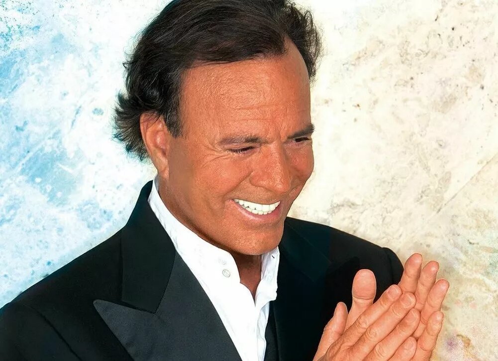    82-летний Хулио Иглесиас обвиняется в домогательствах и насилии