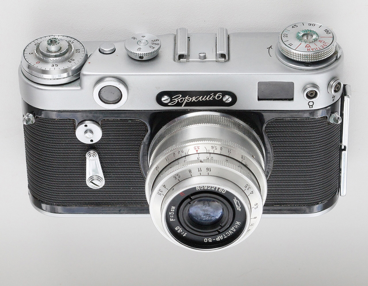 Дальномерный фотоаппарат «Зоркий-6» с объективом «Индустар 50» трудно назвать хорошим выбором для первого знакомства с фотографией, но в 90-е выбирать особенно не приходилось