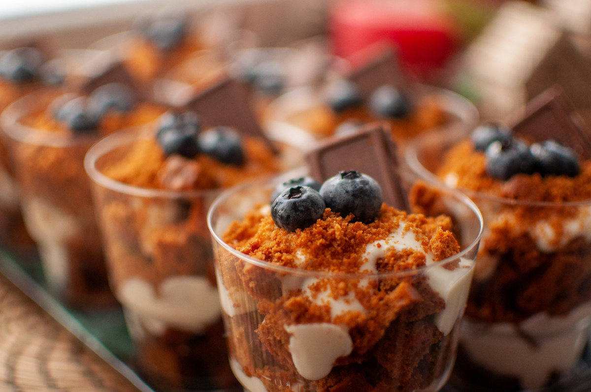 Личное фото - это ленивый медовик, просто разложила по стаканчикам вместо классической сборки