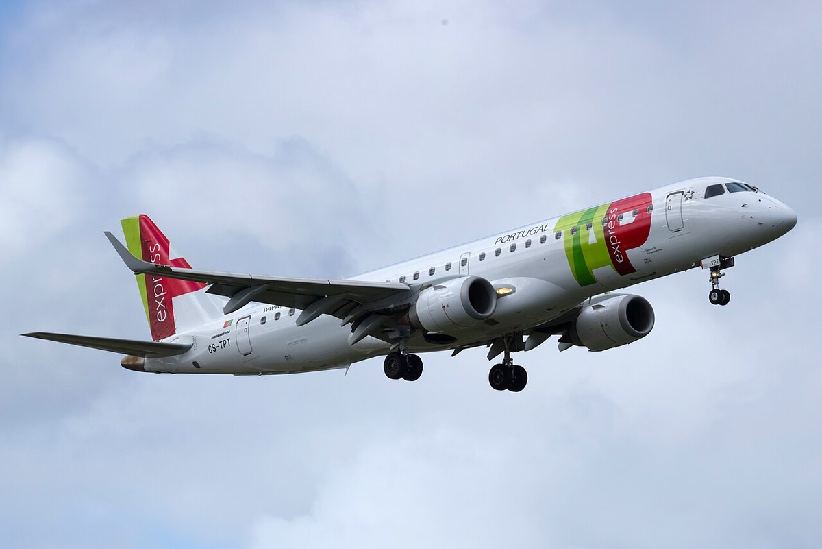 Embraer авиакомпании "TAP Air Portugal". Автор: Bene Riobó