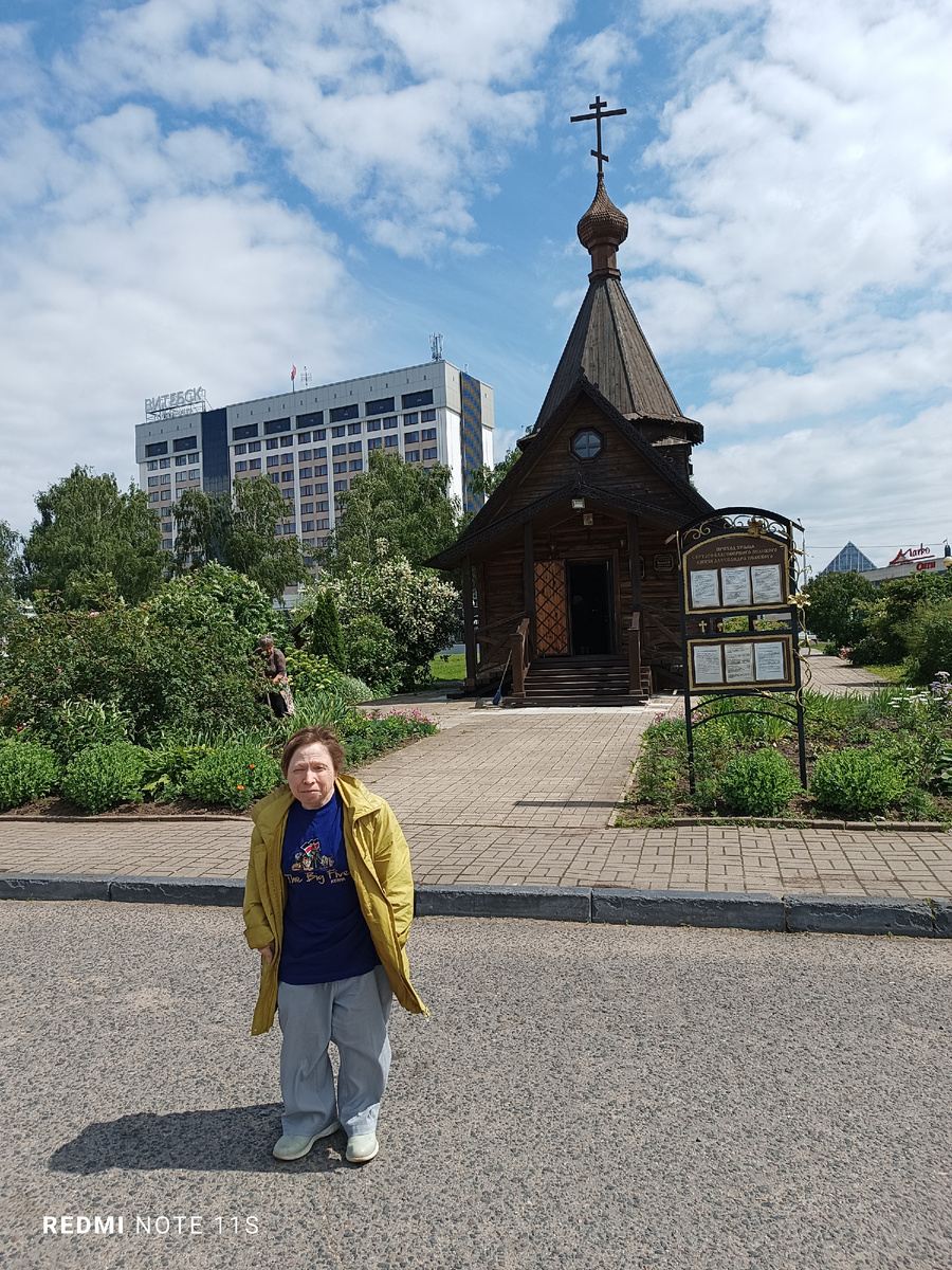 Деревянный храм Александра Невского и наша гостиница "Витебск"