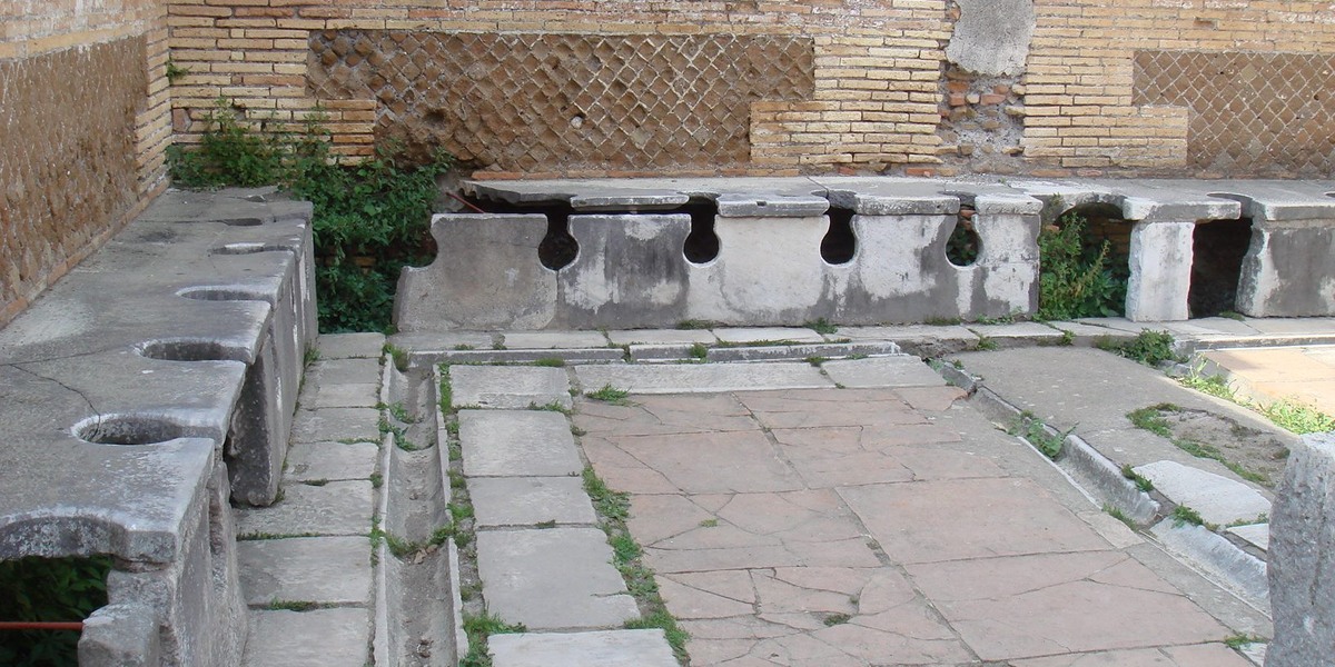 В Древнем Риме общественный туалет выглядел так. В нём не было ни дверей, ни перегородок. (фото из открытого источника в Интернете)