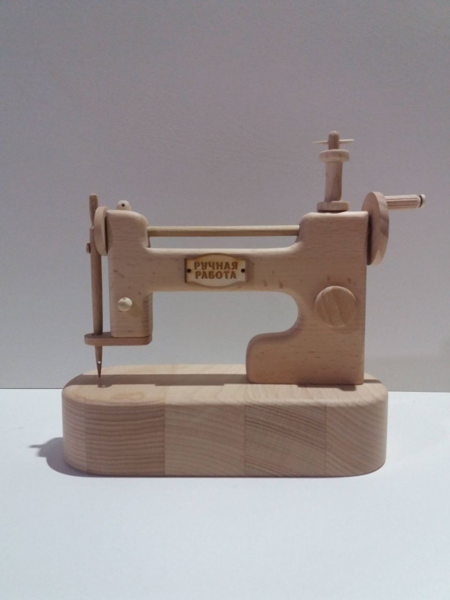 Нужно отметить, что механизм этой машинки подвижный, если начать крутить ручку, то создаётся впечатление, что вставила нитку в ушко иголки, на ней и вправду можно шить.