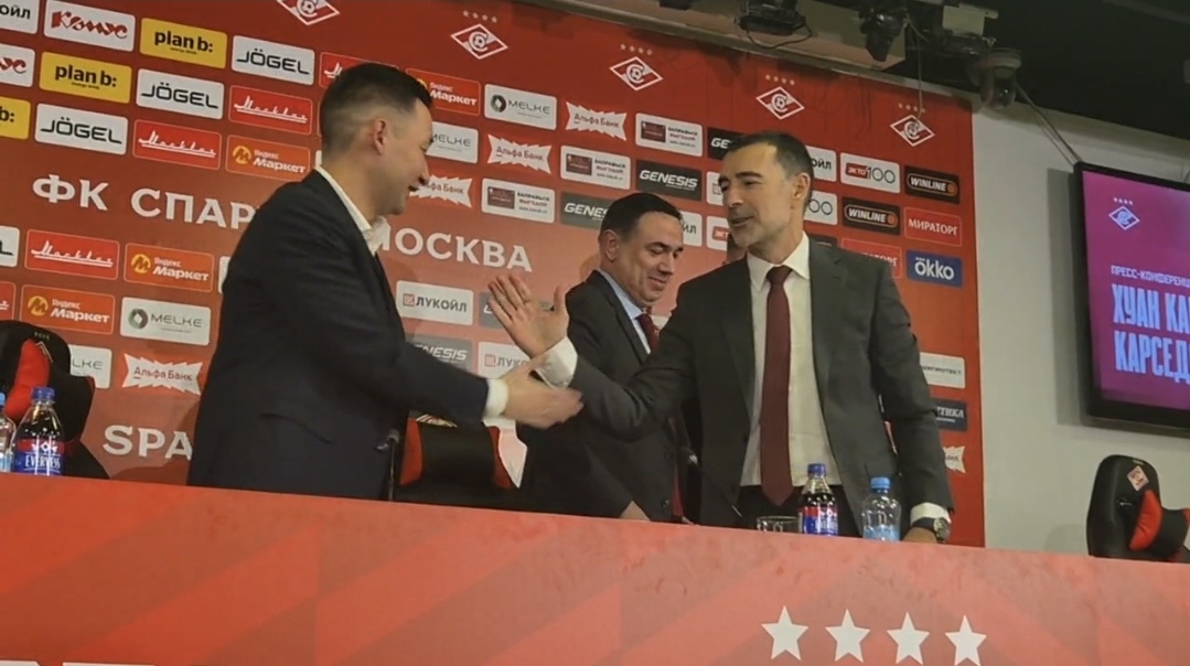 Хуан Карлос Карседо (справа) на первой пресс-конференции в качестве главного тренера "Спартака". Фото Артема Локалова