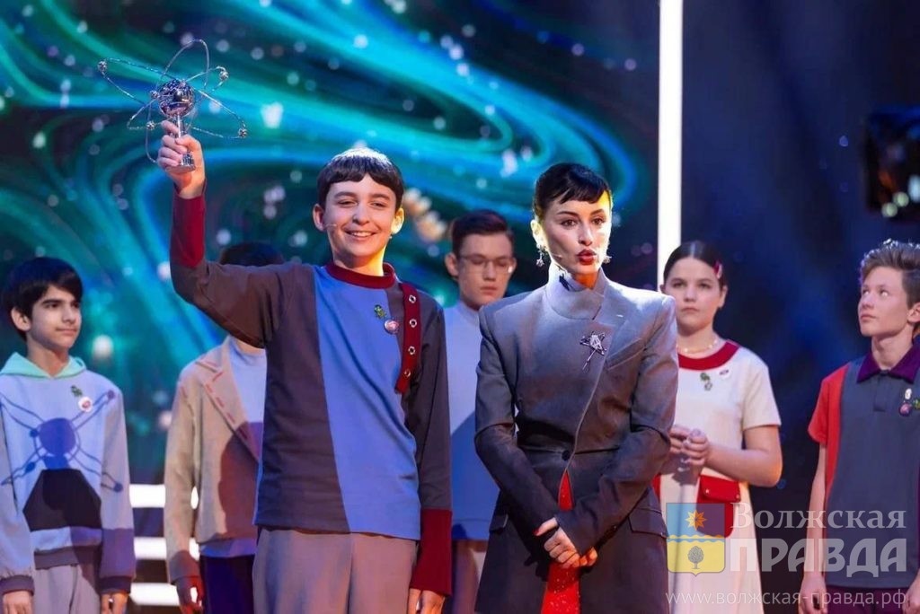 Фото: телеканал Пятница📷    «Моих знаний было достаточно»: волжский школьник победил в шоу «Умнее всех» и сел в кресло спикера гордумы
