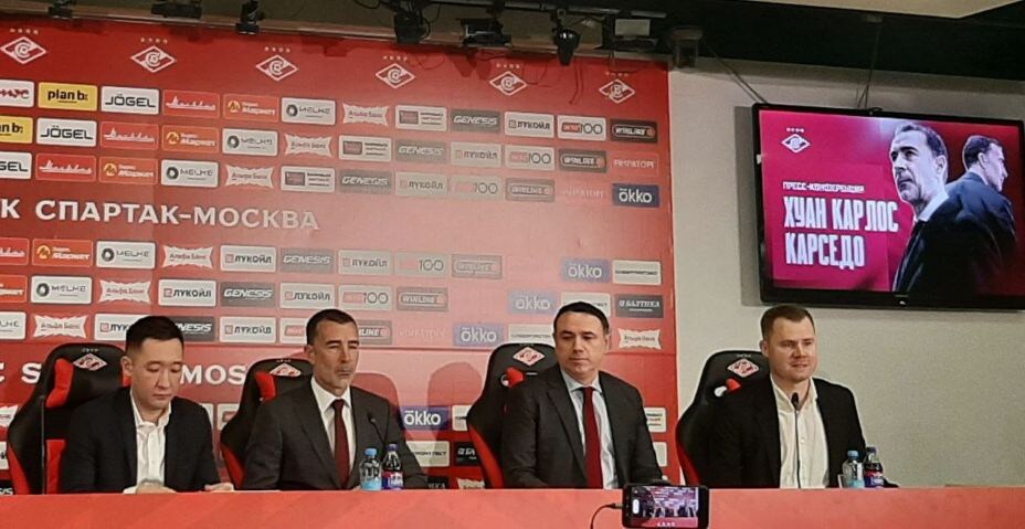    Хуан Карлос Карседо (второй слева) сохранял беспристрастное лицо всю свою первую пресс-конференцию в «Спартаке». Фото: Денис Вдовин