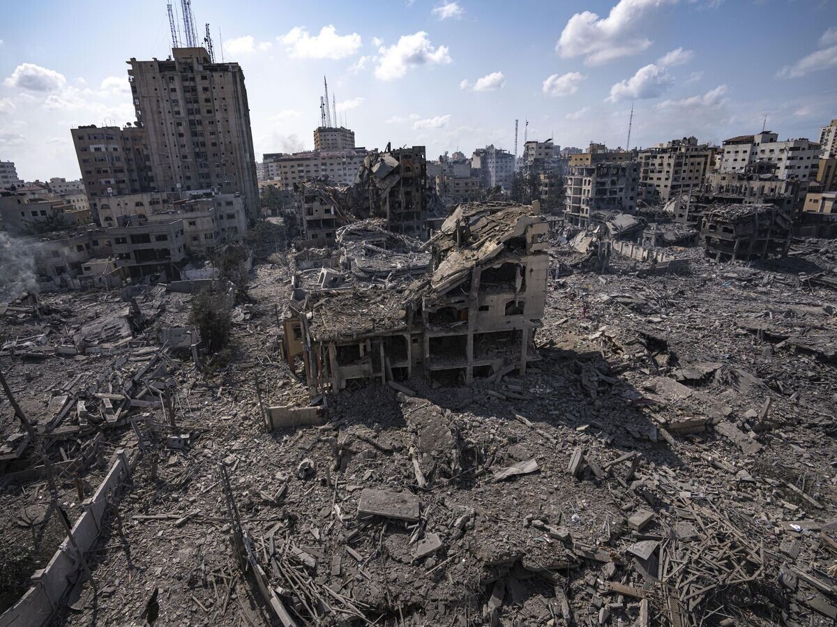    Обломки зданий, пострадавших от израильского авиаудара, в городе Газа | © AP Photo / Fatima Shbair