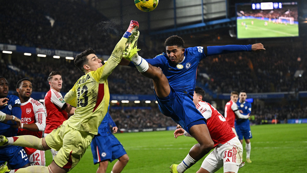    Уэсли Фофана (в центре) в прыжке. Reuters