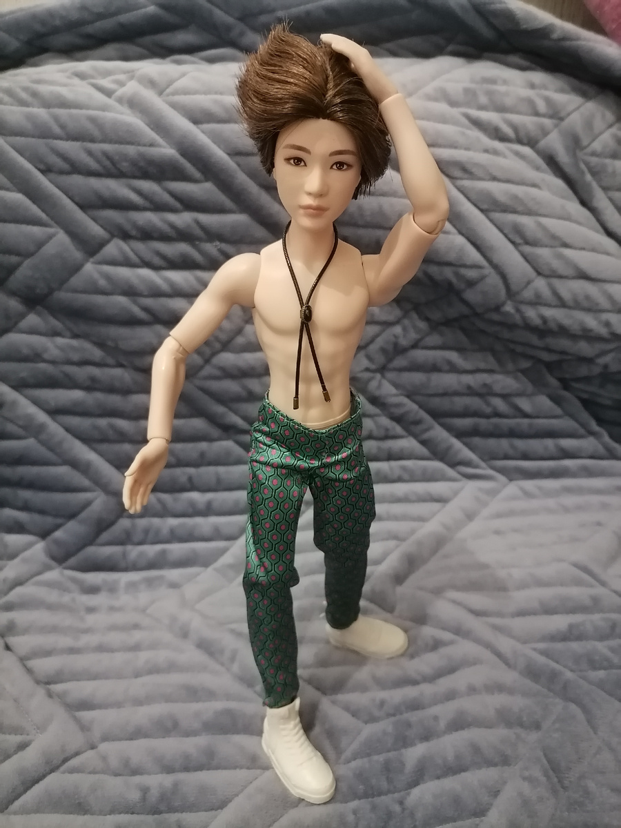 Юнги спокойно прогуливается