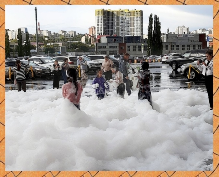 Праздник для детей около торгового центра