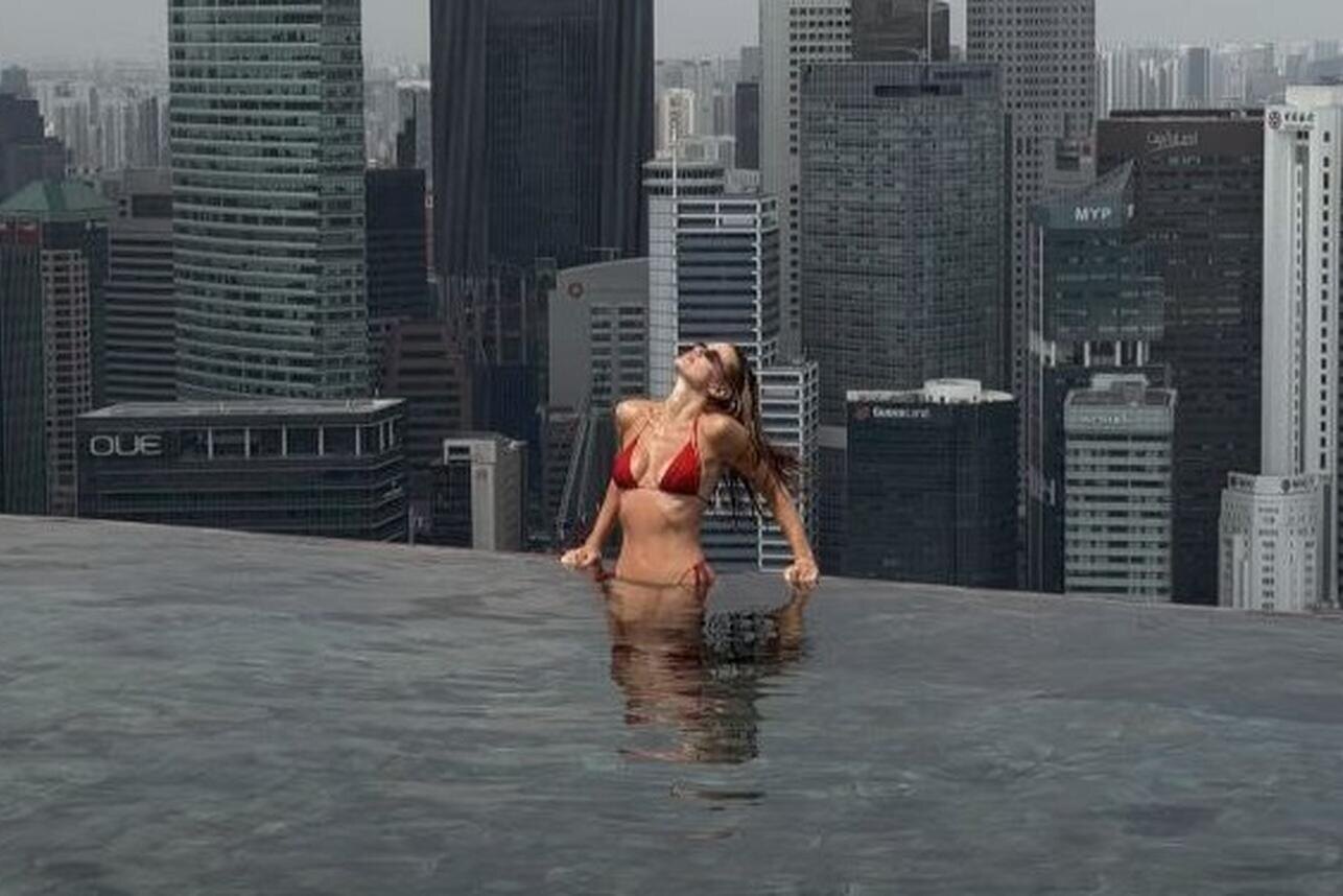 Экс-супруга Преснякова в алом бикини снялась на крыше небоскреба
