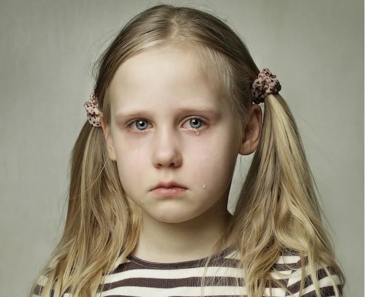 заплаканная девочка