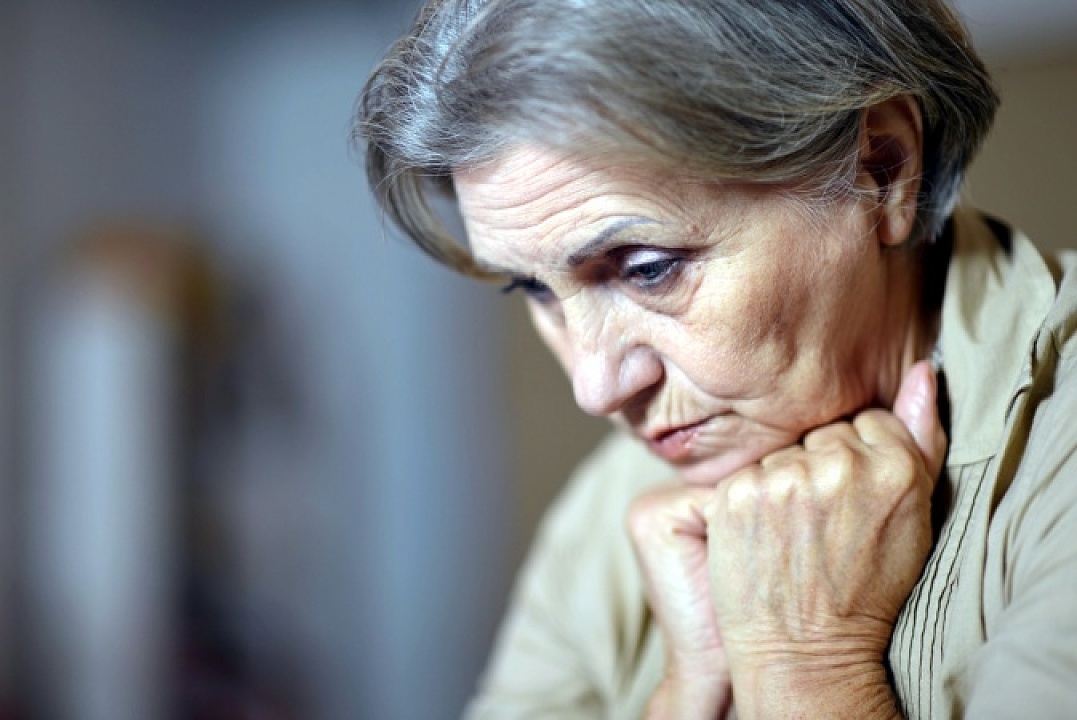 грустная бабушка