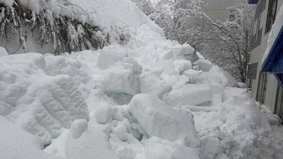    Мужчина погиб из-за падения снега с крыши дома на Камчатке РЕН ТВ
