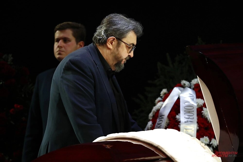    Церемония прощания с Народной артисткой России Евгенией Добровольской в МХТ имени А. П. Чехова. Ректор Школы-студии МХАТ Игорь Золотовицкий Фото: АиФ/ Игорь Харитонов