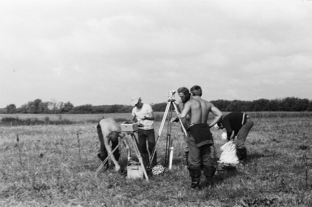 Автор с друзьями-геофизиками в поле. Вертикальное электрозондирование.