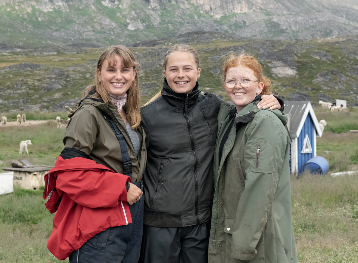 Гренландская молодежь внешне похожа на датскую и в вопросах экологии разбирается не хуже. Ой, да они ж и есть датчане... Снято в Сисимиуте, инуитов там меньше половины от общей численности населения