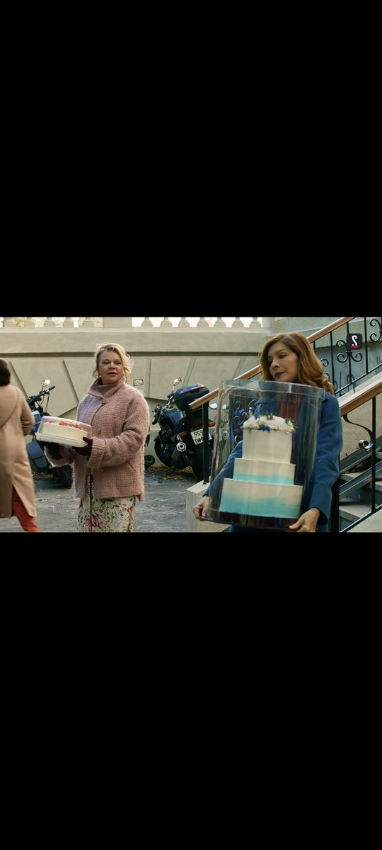 Главная героиня и ее соседка. Конкуренты не дремлют. 