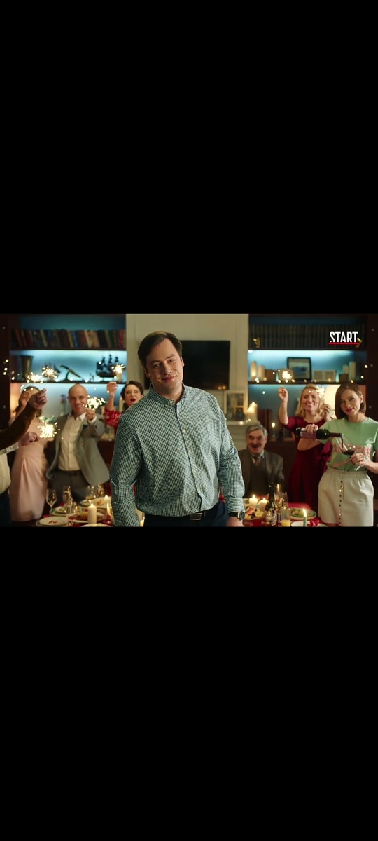 Счастливый муж ждёт торт в подарок.