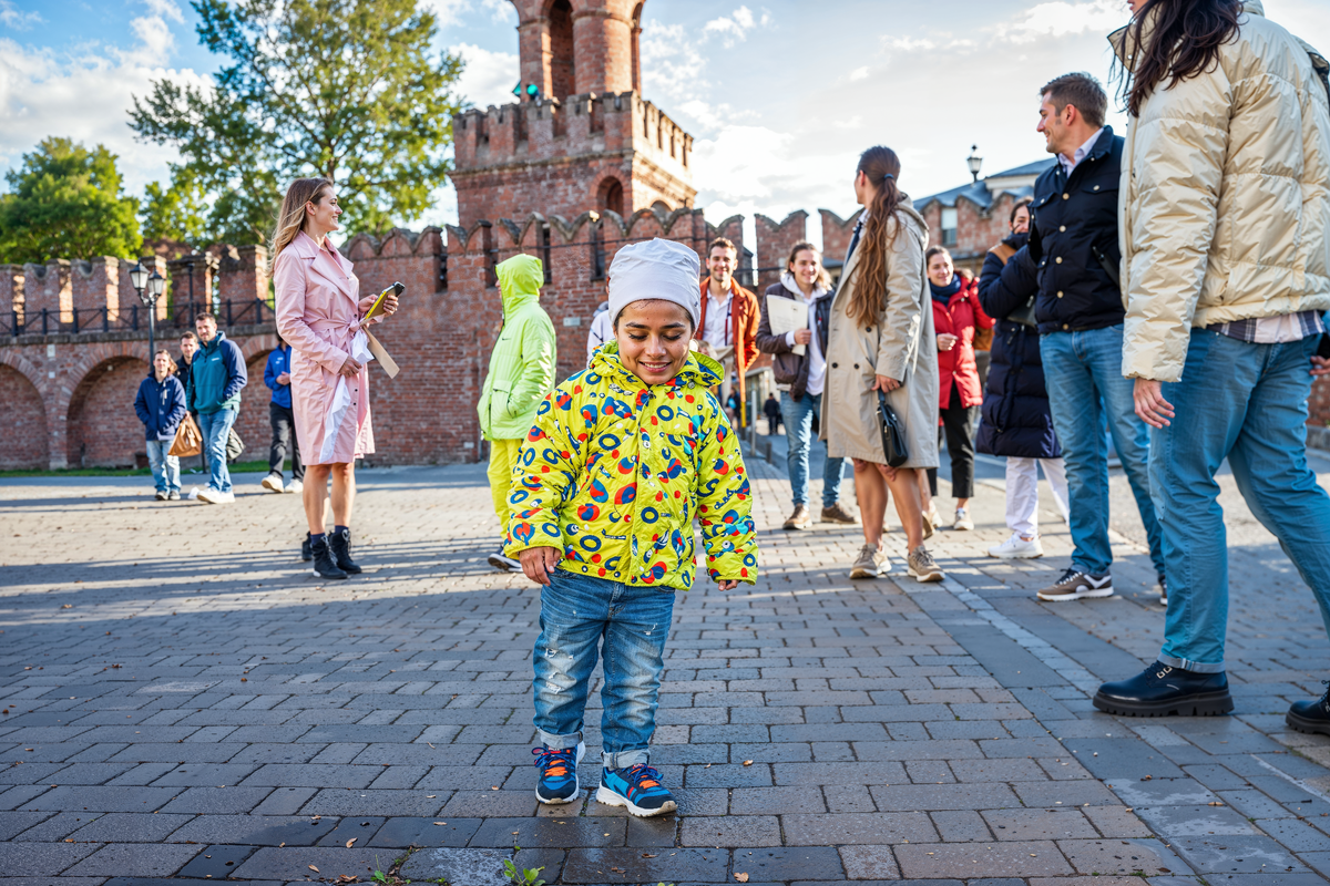 семья с детьми на фоне Тульского кремля или Казанской набережной