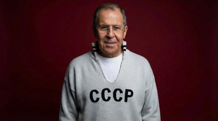 Сергей Лавров в свитере с буквами СССР. Обложка © Nano Banana Pro / Life.ru