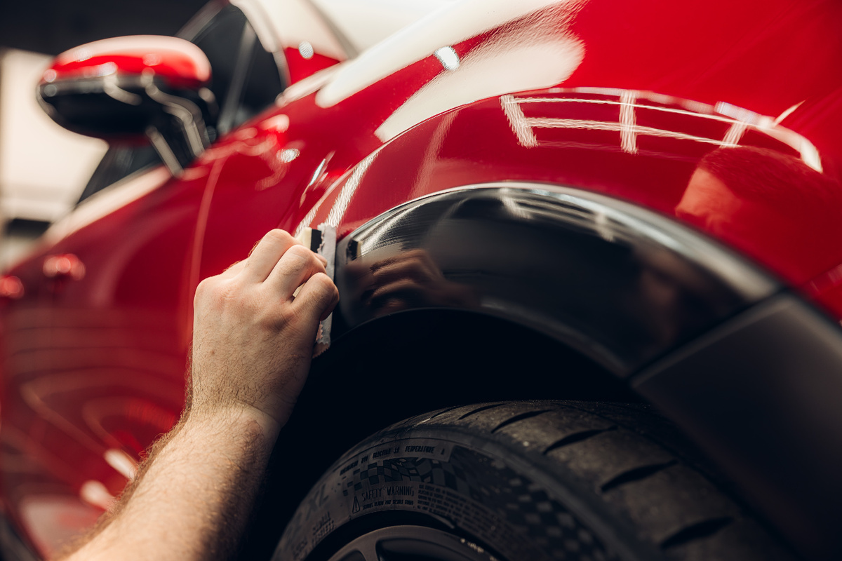 Процесс нанесения керамики в боксе / аппликатор по панели]