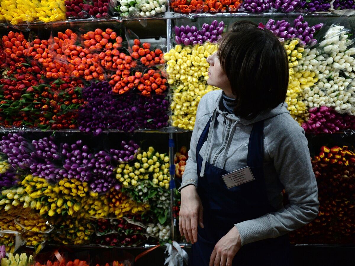    Продажа цветов накануне праздника 8 марта в одном из цветочных магазинов в Москве. | © РИА Новости / Валерий Мельников