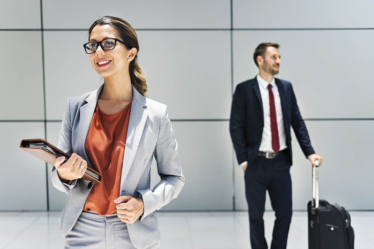 Удобнее всего на время отпуска одного из сотрудников доверить его обязанности коллеге. Источник: Rawpixel.com / Shutterstock / FOTODOM📷
