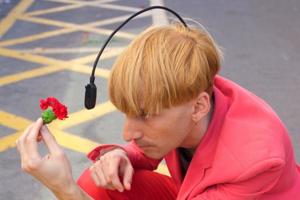    У Нила Харбиссона в голове антенна. Художник честно признается: это для него не жизненная необходимость, а арт-проект. Фото: Lars NORGAARD/Global Look Press