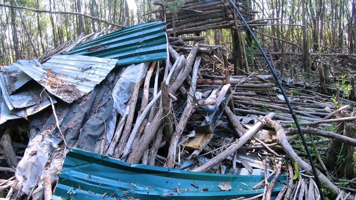Какой-то человек вложил столько труда, даже кровлю металлическую установил, однако сооружение не выдержало напора весеннего паводка.
