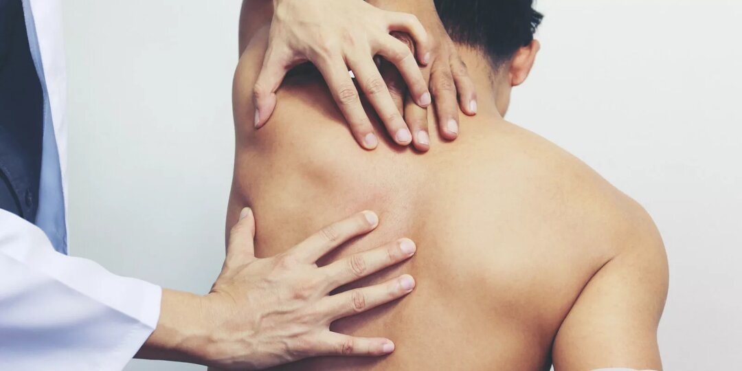 Почему болит под лопаткой и как эта боль влияет на все самочувствие