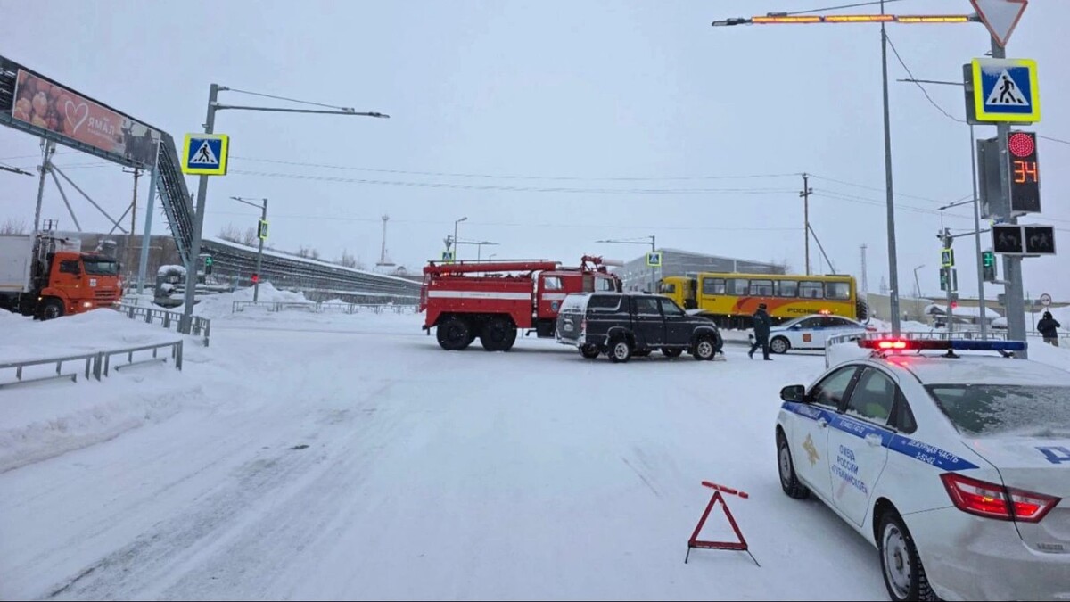    Пожарная машина и УАЗ столкнулись на перекрестке в Губкинском. Фото: пресс-служба Госавтоинспекции ЯНАО