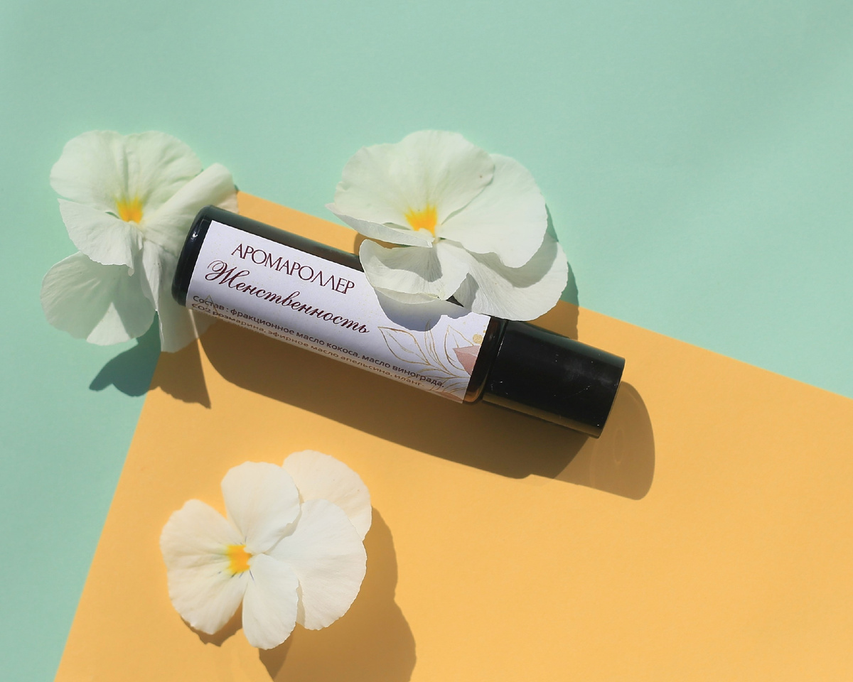 Аромароллер женственность- композиция эфирных масел раскрывает внутреннюю уверенность, тонко пробуждают чувственность и нежность.