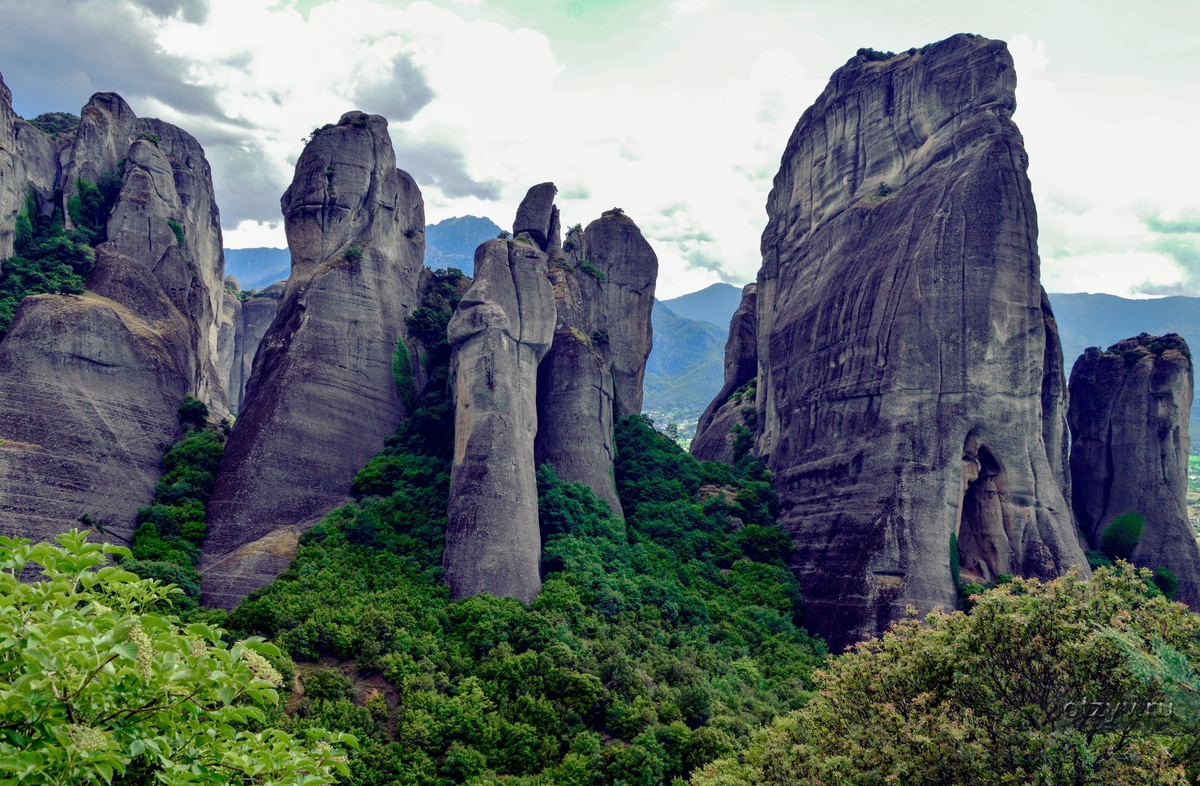 Это фото чужое, с просторов интернета. К сожалению, сделанные нами на телефоны множество снимков слишком непрофессиональны, чтобы передать всю мощь и суровую красоту Метеоров. 