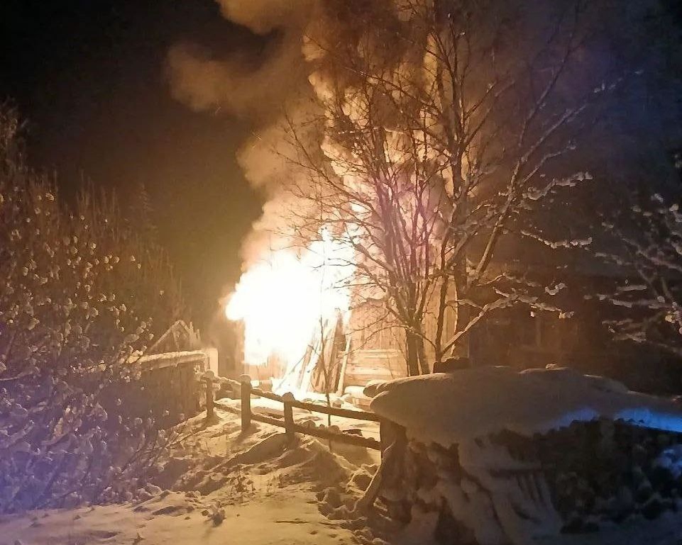    Жилой дом практически полностью сгорел в Пудожском районе© Госкомитет Карелии по безопасности населения