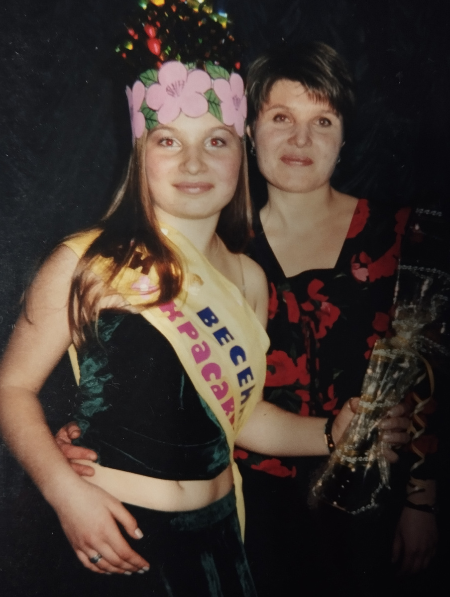 В 90-е все было скромно. Даже нет совместной фотографии с папой. Но эмоции того дня не нуждаются в подтверждении