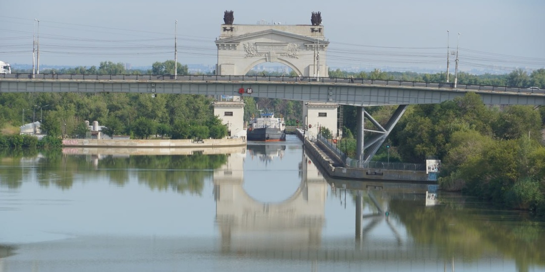 Сухогруз Загорск в камере первого шлюза ВДСК