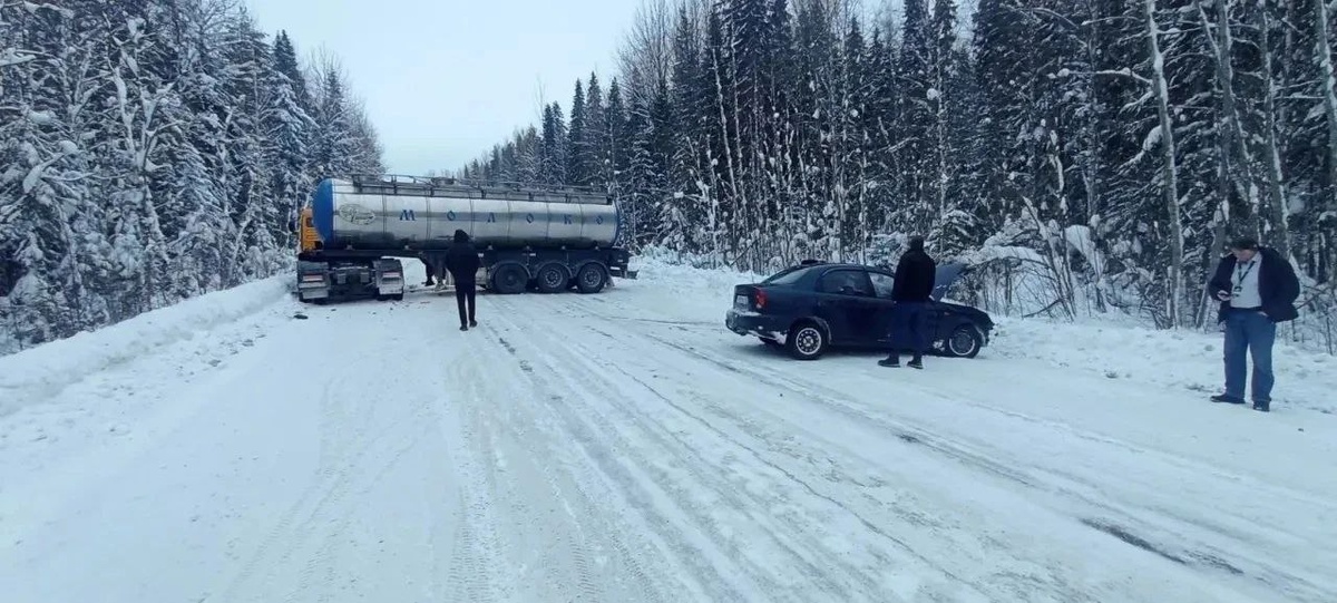    Молоковоз перекрыл дорогу в Прионежье после столкновения с легковым авто© Госкомитет Карелии по безопасности населения