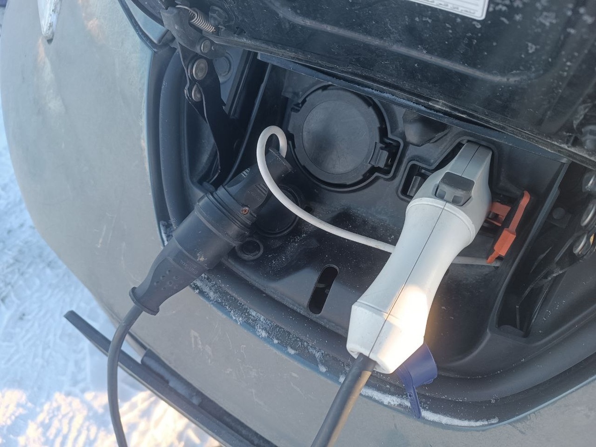 Слева кабель подогрева батареи, справа зарядник