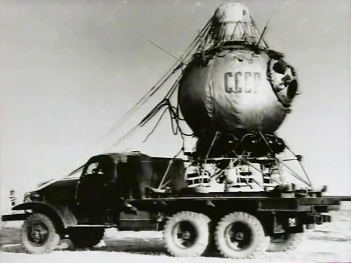 Гондола стратостата "Волга" на полигоне в кузове грузовика