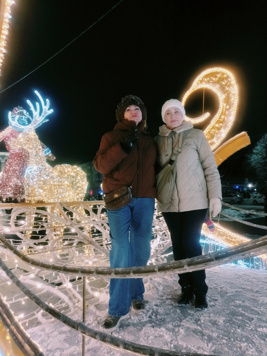 Фото автора. Мы с сестичкой.