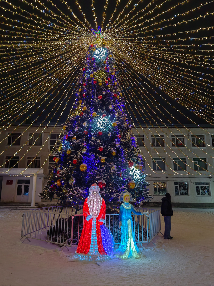 В Крыму вчера наконец выпал снег. Уличная елка смотрится еще наряднее. Фигурки Деда Мороза и Снегурочки ручной работы