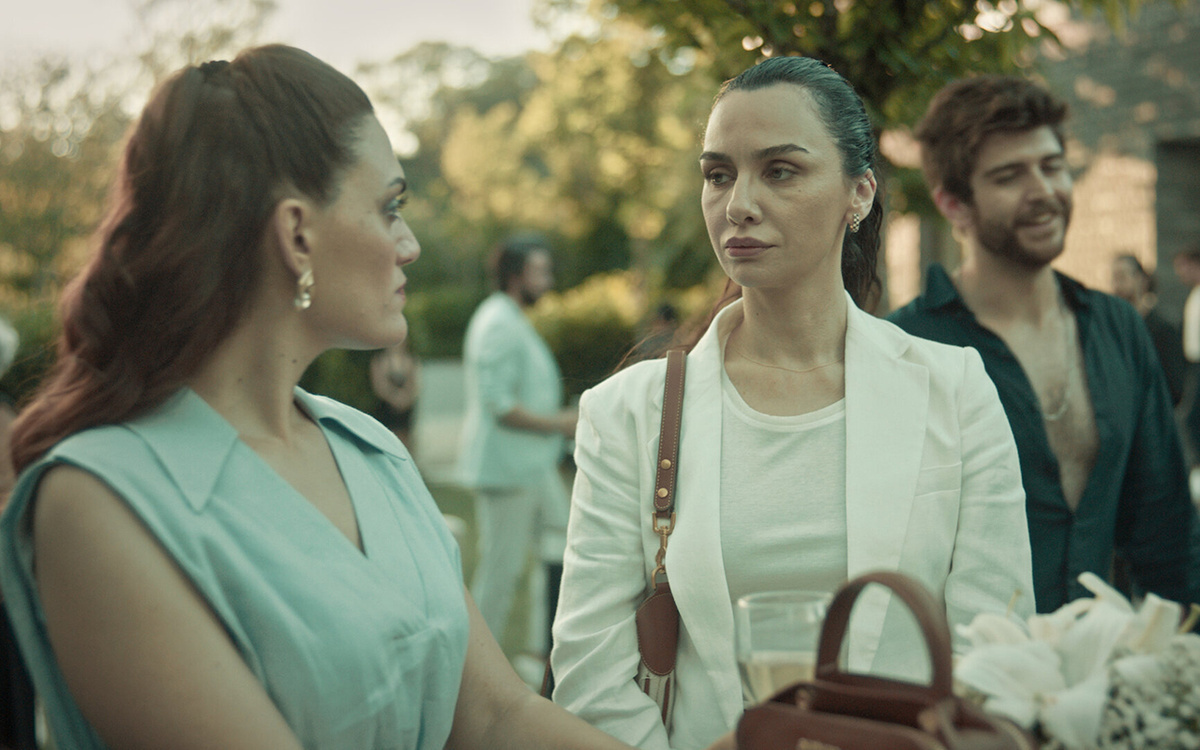 Кадр из сериала "Кладбище"