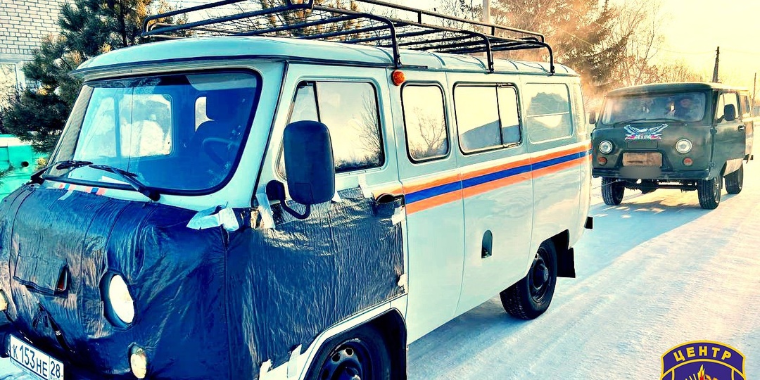 Многодетная семья застряла на дороге из-за сломанного двигателя в автомобиле