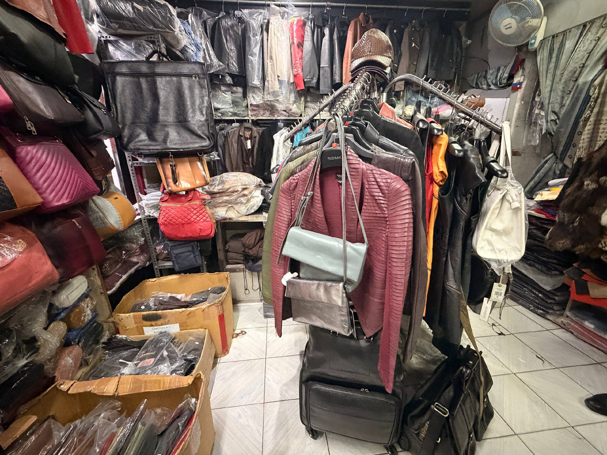 Выкладка товара очень напоминает наши универмаги лет 20 назад