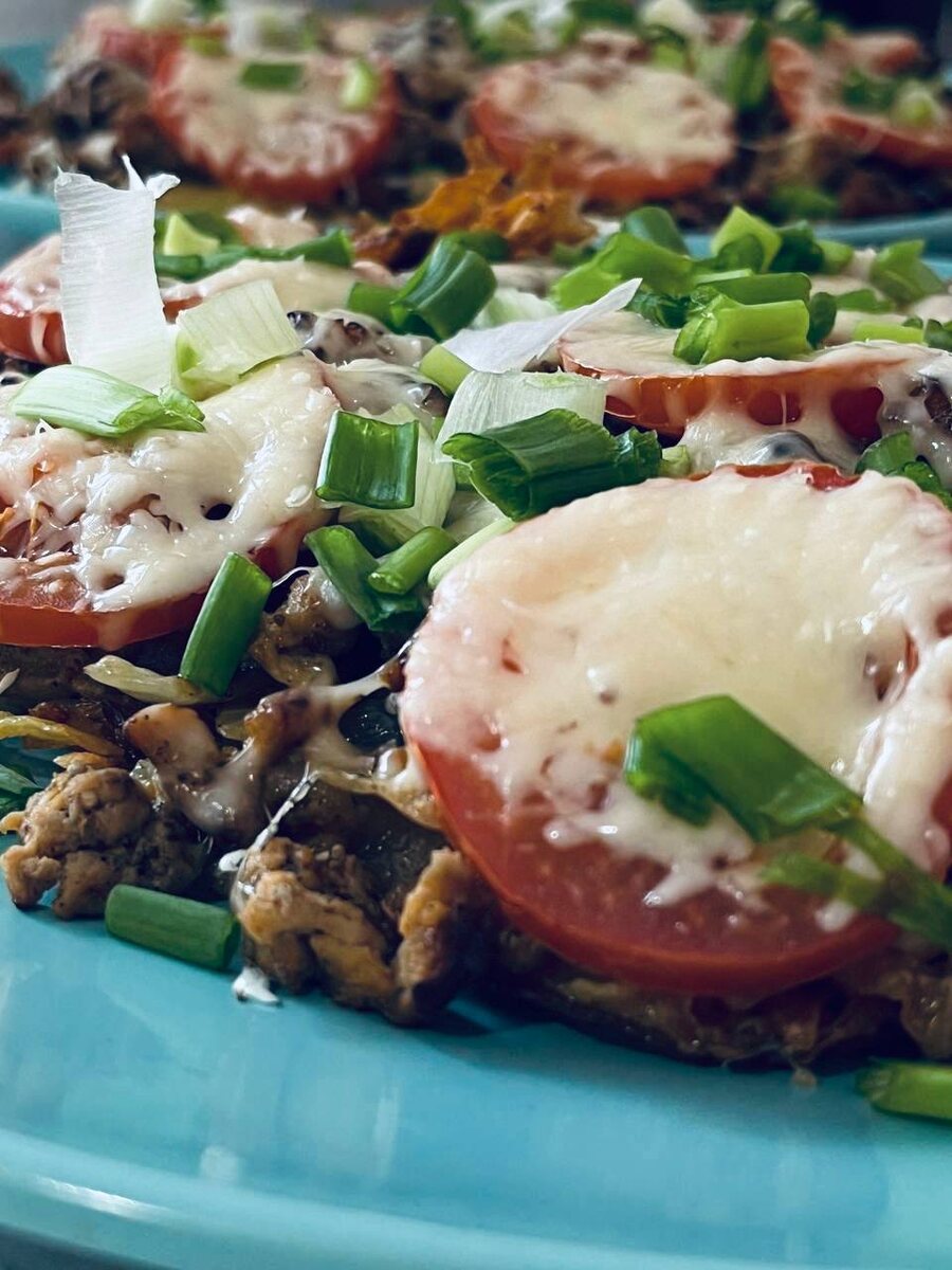 Картофельный драник под шапкой из индейки с овощами