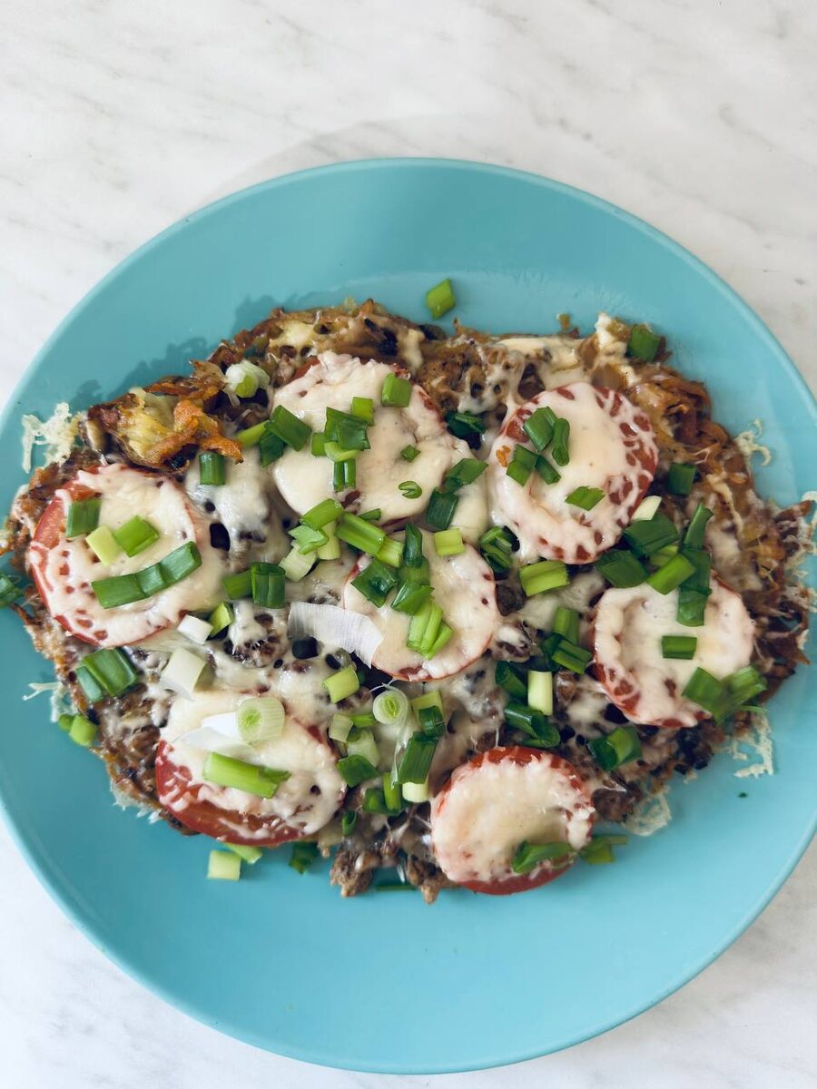 Картофельный драник под шапкой из индейки с овощами