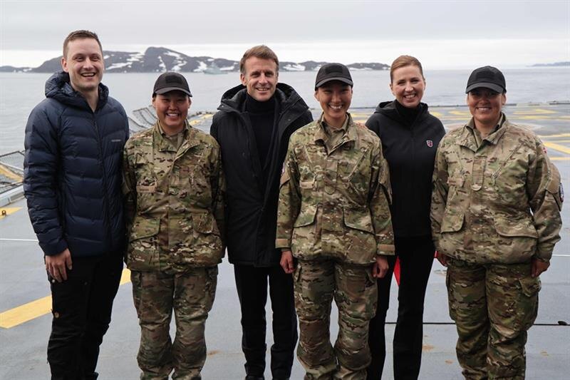 собравшийся воевать за Гренландию Макрон летом, оказывается, туда летал / ahram.org.eg