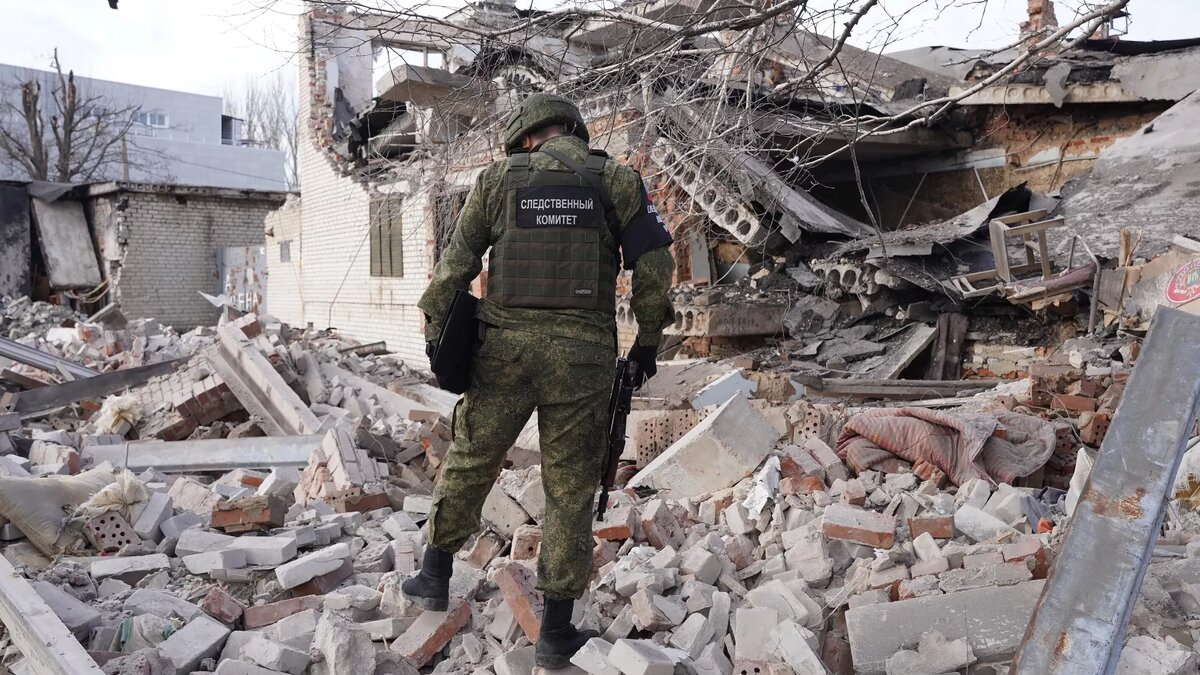 Сотрудник СК России фиксирует последствия на месте обстрела Волновахи на территории ДНР / © Sputnik 