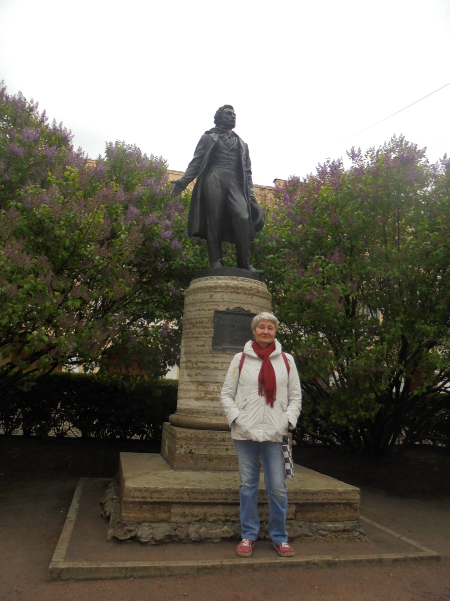 Это старая фотография, когда я лет 7 назад была там с внуком. В этот раз в Петербурге практически не фотографировала.